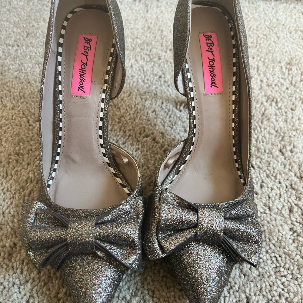 Betsy Johnson Pumps glitter gold